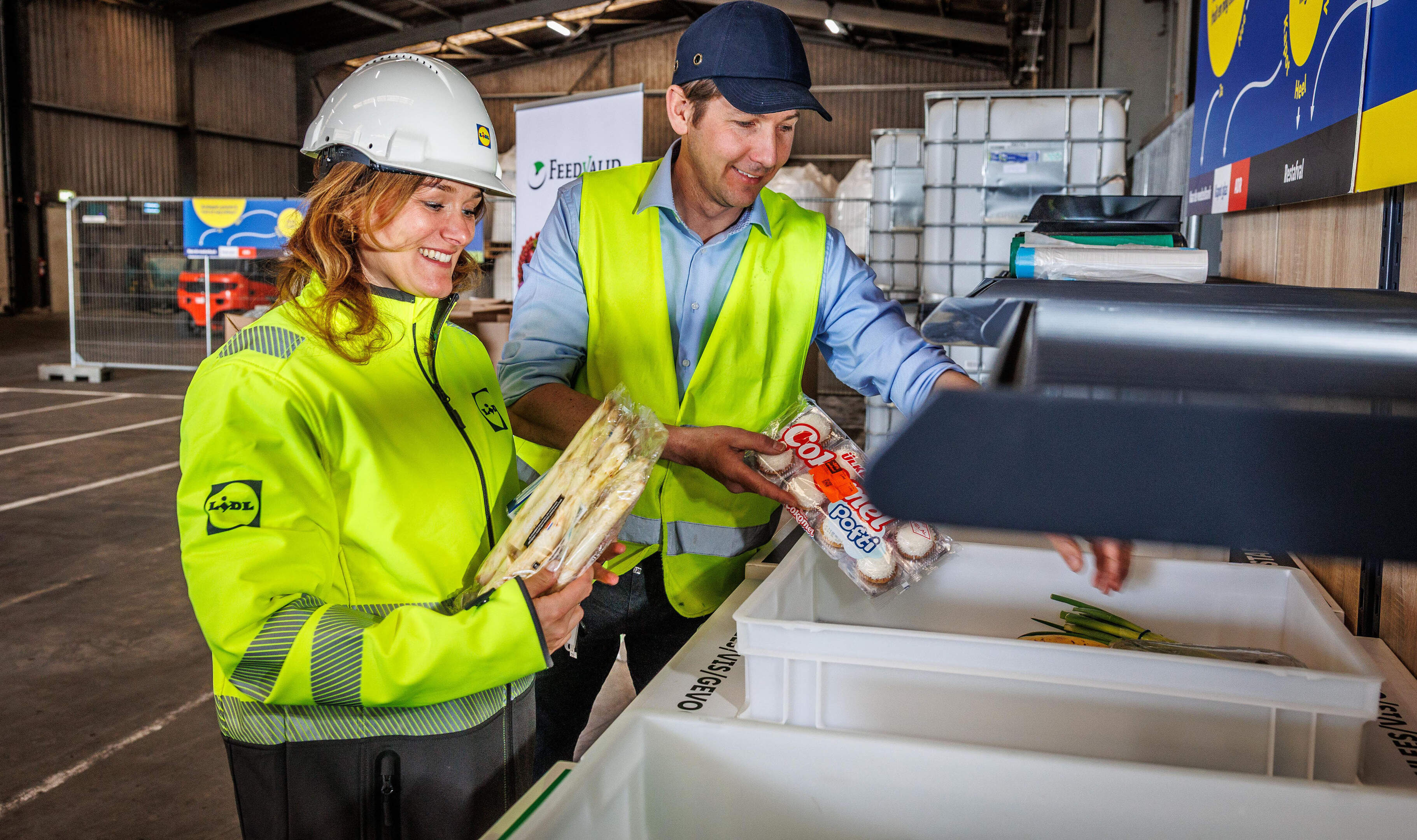 Vegetarisch veevoer gemaakt van onverkochte voedselresten: ’Een broodje breek ik doormidden om te zien of er geen worst in zit’